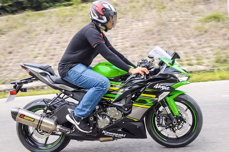 Kawasaki ZX-6R 2019 cũng được bổ sung khá nhiều so với trước. Đầu tiên, hỗ trợ kiểm soát động cơ nay có thêm hệ thống điều khiển lực kéo KTRC với 3 chế độ lái khác nhau và bộ ly hợp chống khóa bánh khi dồn số gấp (slipper clutch). Tay côn xe cũng nhẹ hơn do có trợ lực, trong khi hộp số 6 cấp có tỷ số truyền được sắp xếp lại để tạo cảm giác "bốc" hơn ở các số thấp và bổ sung hệ thống sang số nhanh chiều lên.