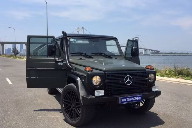 Đầu tiên là màu sơn ngoại thất, tông màu xanh quân đội được lựa chọn bởi nó phù hợp với vẻ hầm hố của chiếc xe mang phong cách nhà binh.