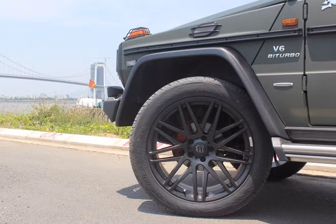 Chính vì vậy, sau khi nâng cấp chủ xe đã quyết định mạnh tay chi 9.200 USD để trang bị bộ vành 22 inch của hãng độ Brabus.