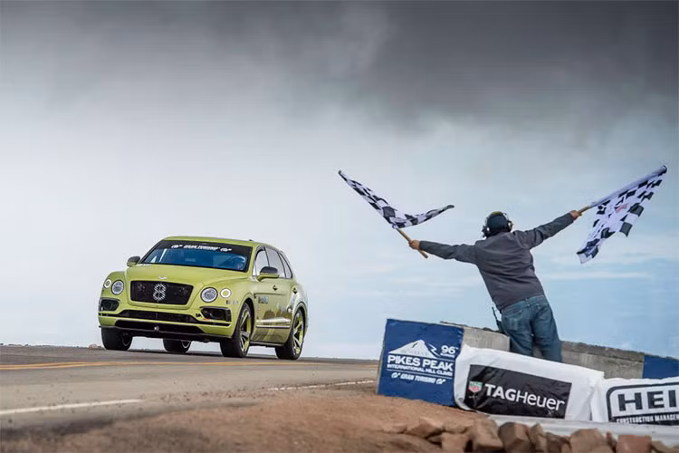 Đường đua Pikes Peak dành cho SUV siêu sang Bentley Bentayga nằm tại tiểu bang Colorado, Mỹ, có tổng chiều dài 20 km, gồm 156 khúc cua, bắt đầu từ độ cao 2.900 m lên đến đỉnh ở độ cao 4.302.25 m so với mực nước biển. Đây là một trong những đường đua cao và khắc nghiệt nhất. Càng lên cao, không khí loãng gây thiếu oxy, không chỉ ảnh hưởng tới người lái mà cả hiệu suất động cơ cùng khả năng đốt nhiên liệu...