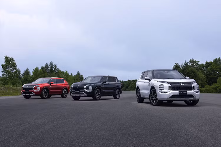  Mitsubishi Outlander PHEV 2022 mới đã chính thức trình làng tại thị trường Nhật Bản vào hồi tháng 10 năm ngoái. Đến ngày 16/12/2021, mẫu SUV tiết kiệm xăng này đã bắt đầu được bày bán tại thị trường nội địa.