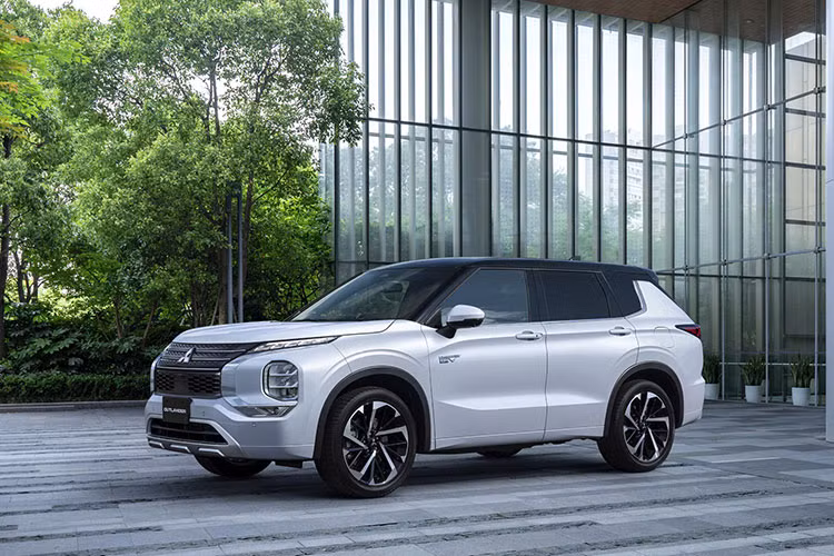 Rộng hơn thôi chưa đủ, nội thất của Mitsubishi Outlander PHEV 2022 còn được thiết kế sang trọng hơn. Xe được trang bị bảng đồng hồ kỹ thuật số LCD 12,3 inch, màn hình thông tin giải trí dạng cảm ứng với kích thước 9 inch và màn hình hiển thị thông tin kính lái 10,8 inch.