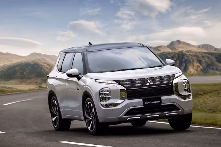 Tại thị trường Nhật Bản, mẫu SUV cỡ C này có 3 bản trang bị là M (5 chỗ), G (5 chỗ hoặc 7 chỗ) và P (7 chỗ). Giá xe Mitsubishi Outlander PHEV 2022 bán ra khởi điểm từ 4.621.100 Yên (khoảng 919 triệu đồng).