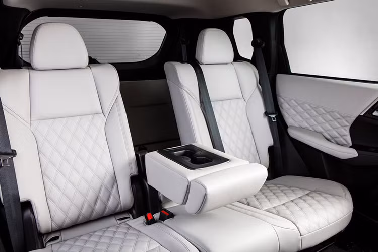 Chưa hết, Mitsubishi Outlander PHEV 2022 còn có hệ dẫn động 4 bánh S-AWC với 7 chế độ khác nhau, bao gồm Normal (thông thường), Tarmac (đường nhựa), Gravel (sỏi), Snow (đường tuyết), Mud (bùn), Power (mạnh mẽ) và Eco (tiết kiệm). Bên cạnh đó là hệ thống Active Yaw Control (AYC) giúp kiểm soát mô-men xoắn động cơ theo điều kiện đường sá.