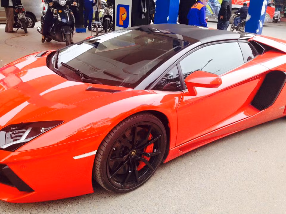 Theo thông số của Lamborghini, siêu xe Aventador Roadster có bình xăng 90 lít. Như vậy, nếu đổ đầy bình xăng cho siêu xe Lamborghini Aventador Roadster tại Việt Nam, người lái sẽ cần chi số tiền khoảng 1,4 triệu Đồng.