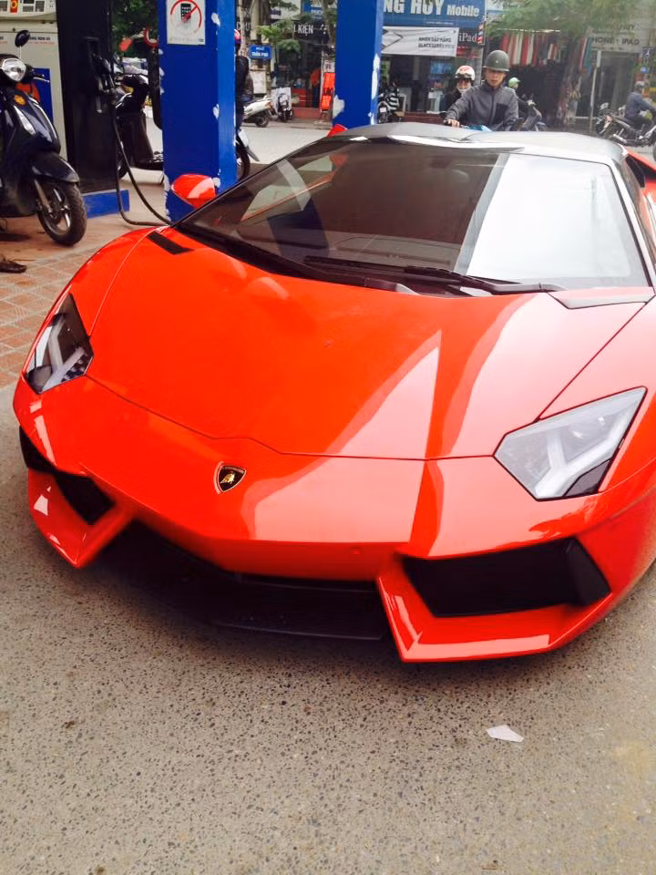 Lần đầu tiên ra mắt vào tháng 11/2012, Lamborghini Aventador LP700-4 Roadster vẫn giữ nguyên thiết kế liền mạch giống như bản coupe. Tuy nhiên, thay cho nóc xe liền thân là kết cấu mui xếp hai mảnh kéo dài từ kính chắn gió trước đến khoang động cơ phía sau