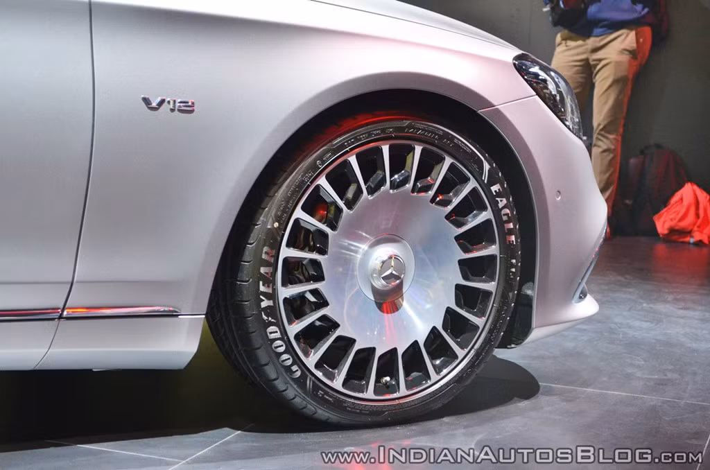Tổng thể, siêu xe sang Mercedes-Maybach S650 gây ấn tượng bởi bộ vành hợp kim màu bạc 19 inch hoặc 20 inch đa chấu và các huy hiệu V12 trên tấm chắn bùn. Ngoài ra, xe còn sở hữu hệ thống cần gạt nước chủ động Magic Vision Control và màn hình hiển thị head-up.