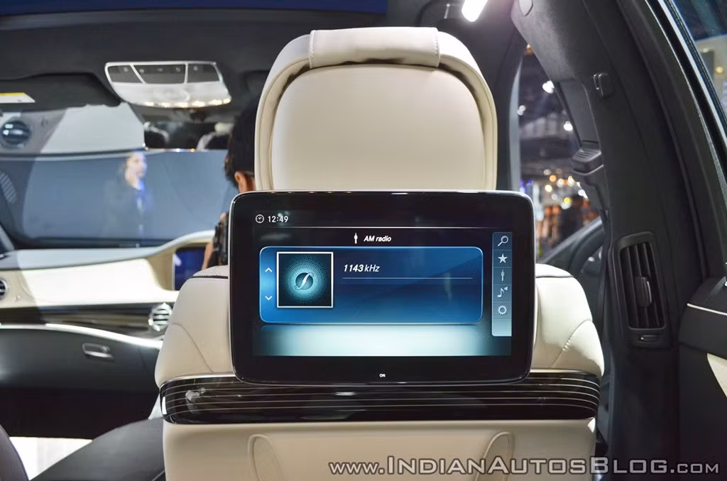 Mẫu xe sang đầu bảng Mercedes-Maybach S650 phiên bản mới này còn được cung cấp với gói hỗ trợ tầm nhìn ban đêm, cho phép lái xe có thể phát hiện người đi bộ hoặc những vật cản lớn phía trước.