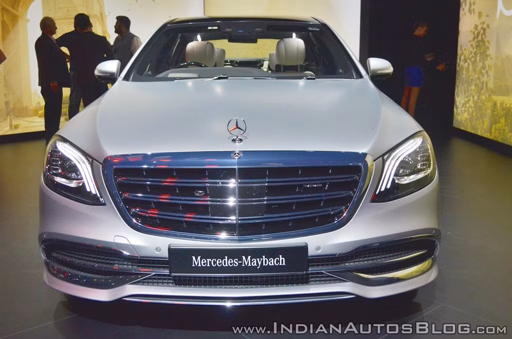 Các tính năng tiêu chuẩn trên Mercedes-Maybach S650 đều thuộc dạng cao cấp nhất của hãng như đèn pha LED đa chùm Multibeam, ba vạch LED với chùm cao Ultra Range, hệ thống treo Aromatic, hệ thống chiếu sáng thông minh có thể tự động điều chỉnh phạm vi chiếu sáng và đèn phanh thích ứng.