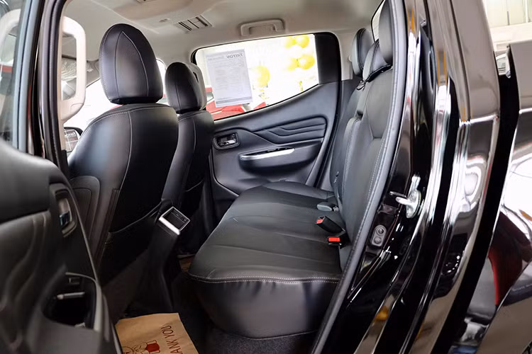 Hàng ghế sau là điểm cộng của Mitsubishi Triton 2019 với độ ngả lớn nhờ thiết kế cabin J-line. Ngoài ra còn có tựa tay trung tâm, 2 cổng sạc USB và đặc biệt là 2 cửa gió điều hòa, tính năng không phải đối thủ nào trong phân khúc cũng có.