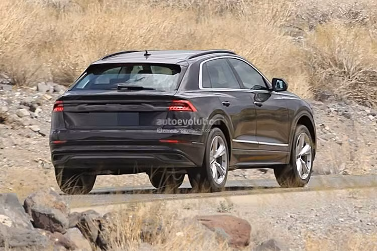 Hãng xe sang Audi vẫn duy trì những đường nét góc cạnh theo ngôn ngữ thiết kế của chiếc SUV xứ Sant'Agata Bolognese, đèn sau vẫn bị che một phần. Mẫu xe này có đèn pha trước tương tự Audi A7.