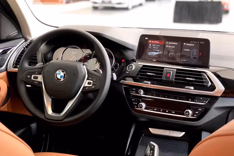 Chiếc BMW X3 2019 đầu tiên cập bến Việt Nam thuộc phiên bản cao cấp xDrive30i cùng gói trang bị xLine thể thao và cá tính. Ngoài mang dáng vẻ mạnh mẽ hơn nhờ gói trang bị đặc biệt, BMW xDrive30i xLine còn sở hữu nhiều option hiện đại như màn hình trung tâm kích thước lớn, hệ thống âm thanh Harman Kardon 16 loa, điều hoà tự động 3 vùng, gói hương thơm nội thất với 8 mùi riêng biệt.