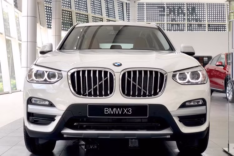 X3 thế hệ mới là dòng X-Series đầu tiên được trang bị lưới tản nhiệt bầu dục lớn được BMW gọi là "3 chiều", cùng với hốc đèn sương mù hình lục giác khỏe khoắn. Nằm hai bên lưới tản nhiệt là các đèn pha LED sắc sảo truyền thống của hãng, cùng với những đường nét "cơ bắp" khiến cho phần đầu của X3 thế hệ mới trở nên mạnh mẽ và năng động hơn.