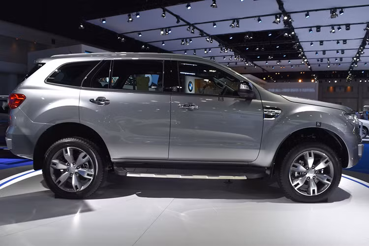 Ford Everest 2017 sở hữu thiết kế vững chãi đặc trưng của dòng SUV nhưng đồng thời vẫn phản phất nét lịch lãm của một chiếc xe đô thị vốn đã được đánh giá cao ngay từ khi mới ra đời. Xe sở hữu bộ mâm hợp kim thế thao 6 chấu kép với kích thước 18 inch, gương chiếu hậu của xe đóng mở tự động với ốp gương màu đen. 