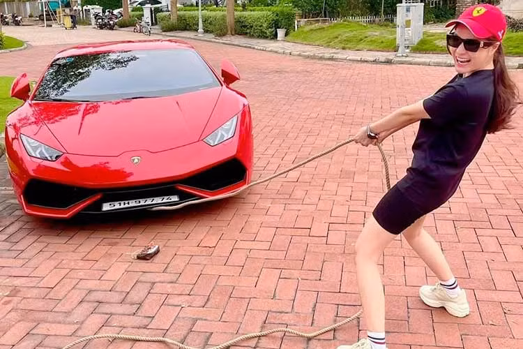 Được biết, chiếc siêu xe Lamborghini Huracan LP610-4 của Đoàn Di Băng này nguyên bản có màu đỏ, được nhập khẩu chính hãng vào năm 2018, sau đó, phải đến 2021, xe mới tìm thấy chủ nhân đầu tiên, sau khi hãng tìm mọi cách để bán hàng ế này, tất nhiên, giá đã giảm vài tỷ đồng.