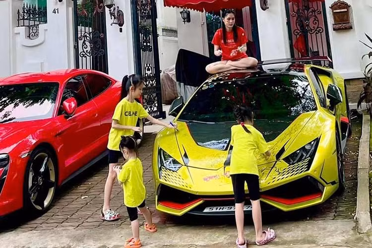 Vo chong Doan Di Bang ban Lamborghini Huracan bien 