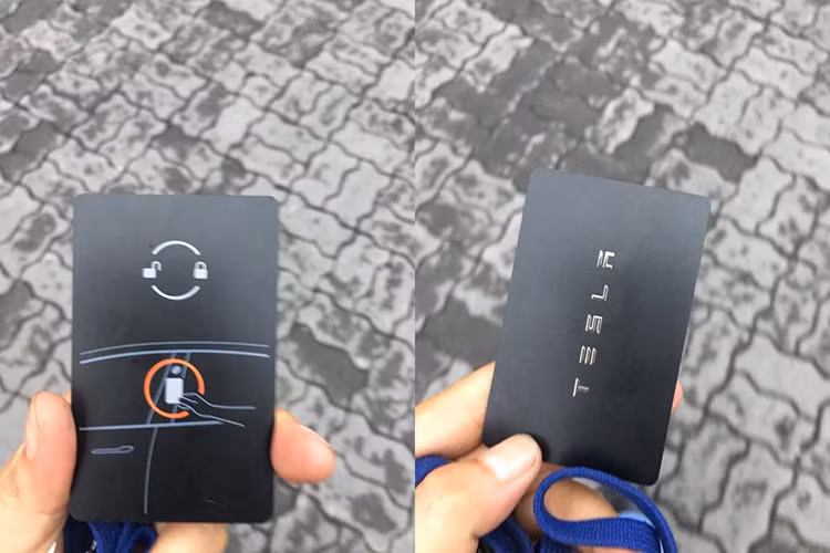 Tesla Model 3 tại Việt Nam sở hữu chìa khoá dạng thẻ quẹt hiện đại và khá độc đáo. Theo đó, người dùng khi muốn mở xe chỉ cần cà tấm thẻ này lên trụ B của xe, một phương thức khá nhanh và đơn giản. Ngoài ra, tấm thẻ này còn có thể cấp quyền điều khiển cho điện thoại thông minh thông qua ứng dụng để mở và khởi động xe.