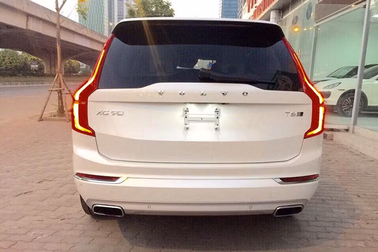  Trên phiên bản XC90 thế hệ mới này, đèn hậu của chiếc xe cũng đã được nâng cấp lên công nghệ chiếu sáng LED ấn tượng hơn, trong khi phía sau xe được thiết kế vuông vức cùng cặp ống xả mạ chrome sáng bóng ấn tượng là điểm nhấn cho phân đuôi chiếc SUV hạng sang này.