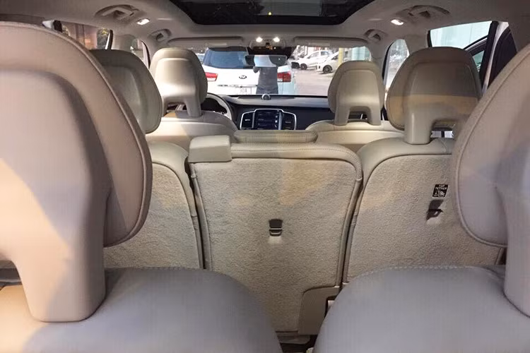Nội thất của chiếc Volvo XC90 được nhập về Việt Nam này có những tùy chọn nội thất mang đậm phong cách Bắc Âu như các ghế ngồi màu kem sáng bọc da Nappa cao cấp cùng với những chi tiết ốp gỗ óc chó Thụy Điển có vân cực đều. Phía trên trần xe là một cửa sổ trời panorama cực rộng, phủ hết hàng ghế sau của xe.