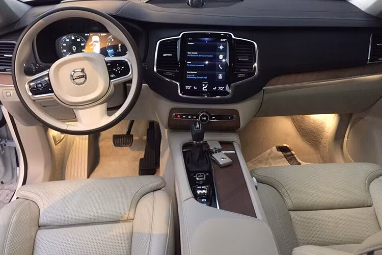 Mở các cánh cửa xe ra, nội thất của Volvo XC90 không gây ấn tượng mạnh ngay từ đầu như các đối thủ tới từ Đức do có thiết kế giản dị, ít chi tiết phức tạp. Tuy nhiên tiếp xúc kỹ hơn, người dùng mới có thể cảm nhận được sự sang trọng và tinh tế của mẫu SUV hạng sang Bắc Âu này.