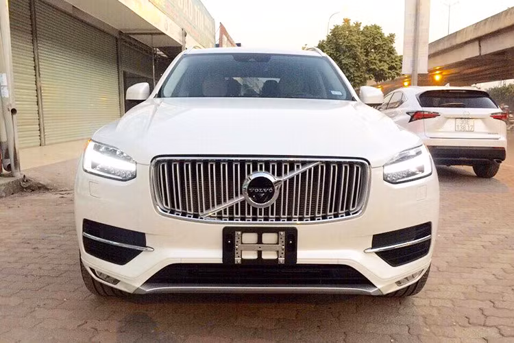 Về thiết kế, mặt trước của Volvo XC90 nổi bật với lưới tản nhiệt cỡ lớn được thiết kế kiểu nan dọc, chính giữa là 1 sọc chéo đi kèm logo, tích hợp Camera 360. Hốc hút gió phía dưới hầm hố tích hợp đèn sương mù dạng LED, cấu trúc đèn pha mỏng hơn để tạo ra nét hiện đại nhưng không mất đi bản sắc của Volvo.