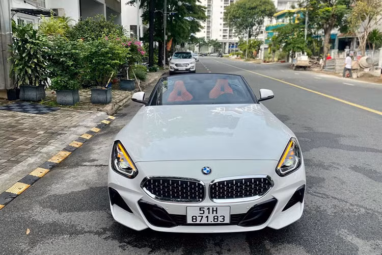 Bỏ ra số tiền trên, khách hàng khi chọn mua chiếc xe BMW Z4 thế hệ mới hàng lướt hiếm hoi tại dải đất hình chữ S sẽ sở hữu một mẫu xe thể thao mui trần có thiết kế mới, xe thuộc thế hệ thứ 6 với điểm nhấn là đèn pha LED và đèn hậu thiết kế lại. BMW Z4 thế hệ thứ 6 đã quay trở lại sử dụng mui mềm sau gần 1 thập kỷ xài phiên bản mui xếp cứng.