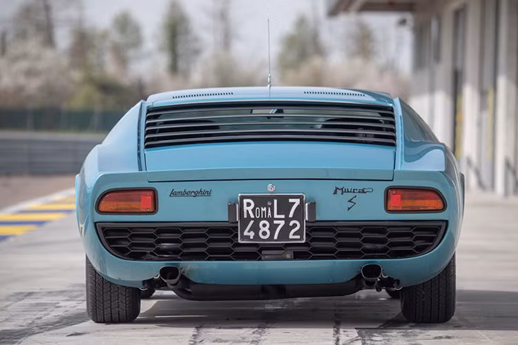 Lamborghini Miura P400 S mang số khung #4797 được bàn giao cho danh ca Little Tony vào ngày 2/3/1971 tại nước Cộng Hòa San Marino. Tuy nhiên, biển số xe được đăng ký tại Rome vào tháng 5/1973.