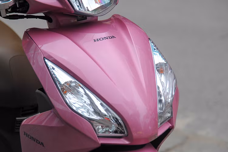 Honda Vision hướng đến thiết kế tinh tế và thân thiện, trung thành với kiểu dáng của một chiếc xe tay ga tiêu chuẩn. Độ cao yên xe và sàn để chân rộng mang lại tư thế thoải mái, đặc biệt là cho phái nữ khi dừng xe hoặc lái xe. Thiết kế phía trước xe tinh tế với những đường khối ba chiều sắc nét kết hợp cùng cụm đèn pha và đèn xi-nhan có thấu kính trong suốt.