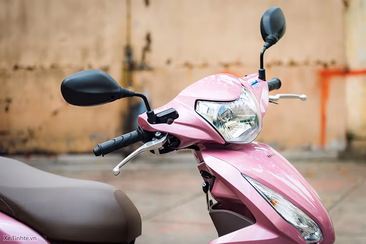 Honda Vision có thiết kế nhỏ gọn, khởi động êm ái. Đây là mẫu xe có mức giá rẻ nhất trong số các xe tay ga của Honda, điều này giúp cho khách hàng thích xe ga dễ dàng tiếp cận. Mẫu xe này sở hữu kích thước 1.863 x 686 x 1.088 mm, khoảng cách trục là 1.256 mm, yên cao 750 mm, trọng lượng chỉ 99 kg.