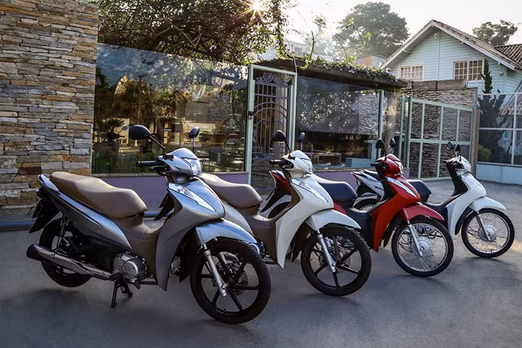 Trên thị trường xe máy phổ thông thế giới, các hãng đều có những sản phẩm đặc biệt và dành riêng mỗi quốc gia và khu vực. Mới đây, tại thị trường Châu Mỹ, Honda vừa chính thức cho ra mắt phiên bản của mẫu xe số cao cấp Honda Biz 2021 mới với nhiều trang bị hiện đại.