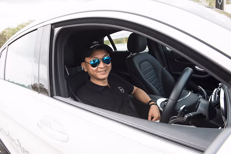 Nhóm “Contemporary Luxury” gồm các sản phẩm C-/E-/S-Class đã trở nên quen thuộc qua 21 năm Mercedes-Benz phát triển tại Việt Nam thông qua Công ty Mercedes-Benz Việt Nam (MBV). Nhóm xe “A-volution” mới trình làng từ năm 2013 với các đại diện A/CLA/GLA cũng đã nhanh chóng trở thành lựa chọn yêu thích của khách hàng trẻ tuổi.