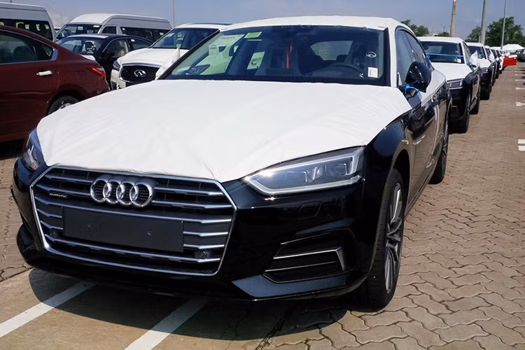 Về ngoại thất, mẫu A5 Sportback mới trông lớn hơn phiên bản tiền nhiệm. Nội thất cũng có thêm nhiều cải tiến đáng kể. Lô xe A5 Sportback mới đầu tiên sẽ xuất hiện tại Việt Nam trong sự kiện APEC 2017 với phiên bản giới hạn dành có ngoại thất màu đen và trang bị vành 19 inch.