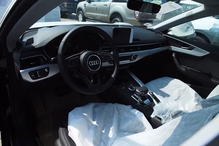 Bên trong nội thất - mẫu A5 Sportback phiên bản giới hạn sản xuất cho sự kiện APEC 2017 cũng được trang bị màn hình hiển thị trên kính lái, hệ thống treo với giảm xóc thích ứng, cảnh báo chống trộm và đèn khoang hành lý... Các chi tiết khác không thay đổi nhiều so với bản thường.