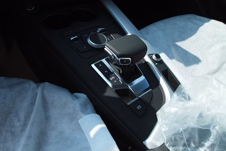 Audi A5 Sportback thế hệ mới có tổng cộng 5 phiên bản động cơ khác nhau, trong đó có 2 bản chạy xăng và 3 bản diesel. Trên thực tế, chiếc xe được trang bị tổng cộng 3 loại động cơ là xăng 2.0l 4 xi-lanh tăng áp, xăng 4 xi-lanh 3.0 tăng áp và diesel 3.0l tăng áp, với công suất dao động từ 187 tới 350 mã lực.