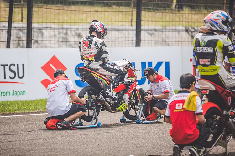 Chiếc xe máy côn tay Honda Winner bản đua này vẫn giữ nguyên hộp số 6 cấp, tuy nhiên được thiết kế lại để mang đến tỷ số truyền mịn hơn. Xe có hệ thống phun xăng điện tử nhưng phần họng phun được thay thế bằng loại lớn hơn. Ngoài những điều chỉnh về phần cứng, “bộ não” của xe là ECU cũng được làm mới bằng ECU của hãng A-Racer.