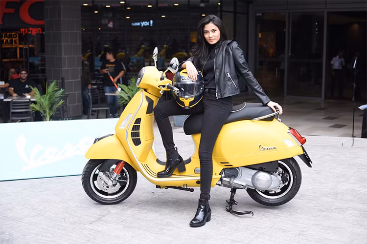 Vespa GTS 300 mới vẫn tiếp tục giữ gìn những nét đặc trưng của mẫu Vespa cỡ lớn, đồng thời có thêm các chi tiết thiết kế quan trọng tạo phong cách giúp tăng thêm sức hấp dẫn với người tiêu dùng. Xe sở hữu kích thước dài x rộng lần lượt là 1.950 x 755mm, chiều dài trục cơ sở 1.375mm, dung tích bình xăng hơn 8,5L và trọng lượng không tải 160kg.