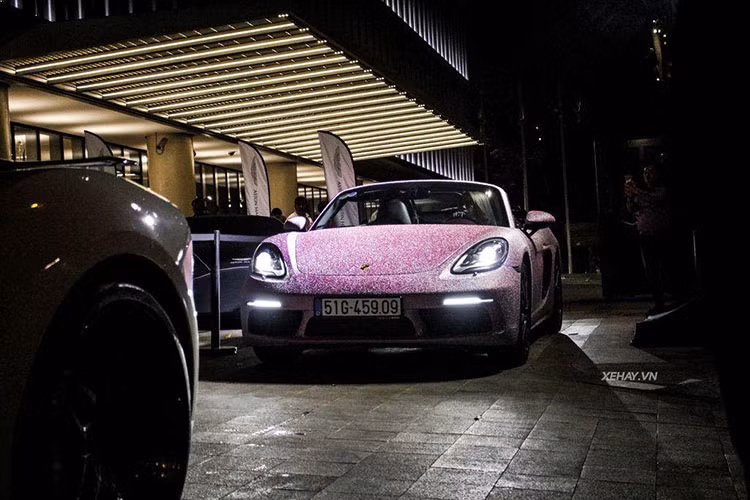Ngoài ra còn có 1 chiếc Mclaren 650S Spider và một số chiếc xe sang khác như: Bentley, Porsche 718 Cayman, Maserati và Range Rover.