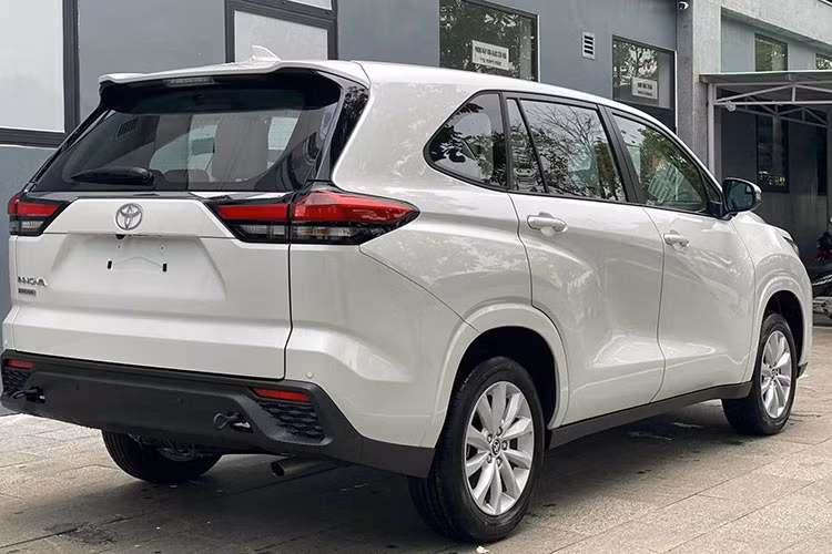 Phiên bản Xăng của Innova Cross được trang bị động cơ 2.0L sản sinh công suất cực đại 172 mã lực, mô-men xoắn cực đại 205 Nm kết hợp với hộp số tự động vô cấp Direct shift CVT giúp khởi hành mạnh mẽ và vô cùng êm ái.