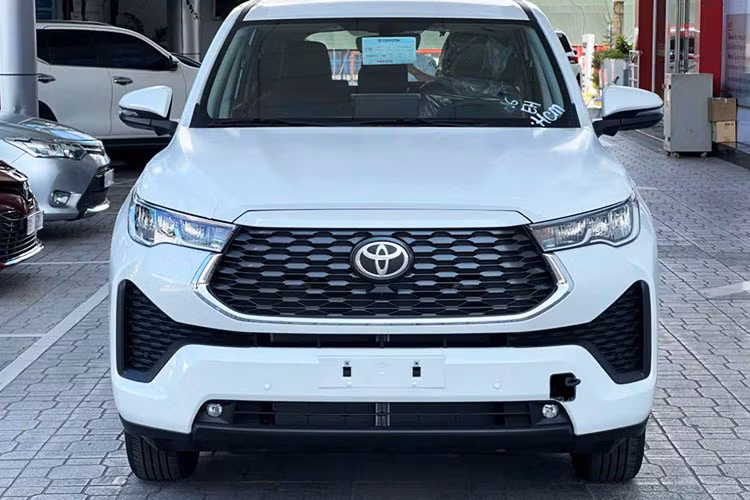 Mẫu MPV này được phát triển dựa trên khung gầm liền khối TNGA thay vì loại hình thang như trước. Không chỉ thay đổi khung gầm, xe còn tăng kích thước so với thế hệ cũ với chiều dài 4.760 mm, chiều rộng 1.850 mm, chiều cao 1.795 mm và chiều dài cơ sở 2.850 mm. Bên cạnh đó là phong cách thiết kế mới, theo hơi hướng MPV lai SUV, tương tự người anh em Toyota Veloz Cross.