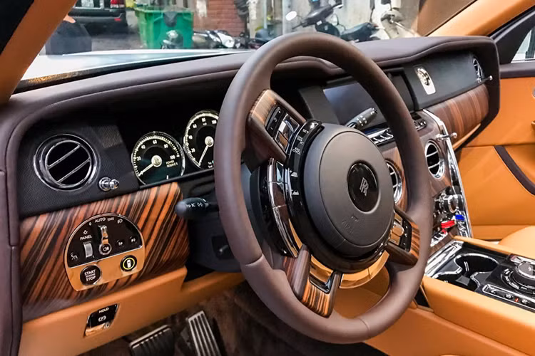 Chiếc SUV siêu sang Rolls-Royce Cullinan mang màu sơn đỏ Mugello độc nhất Việt Nam thuộc bản bốn chỗ ngồi, điều này đồng nghĩa hàng ghế sau sẽ có hai ghế ngồi kiểu độc lập và thương gia theo gói tuỳ chọn Individual Seat. Ở giữa hai hàng ghế này có bệ tỳ tay, tủ lạnh, hai chiếc ly và rượu champagne cùng một số tuỳ chọn khác.