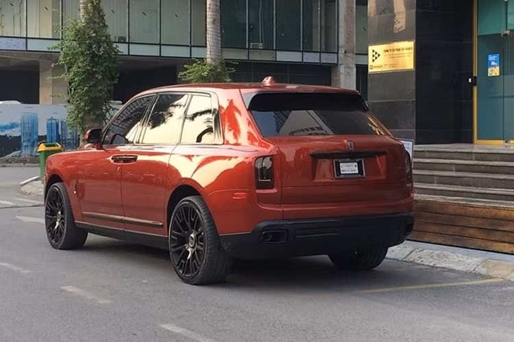 Rolls-Royce Cullinan được trang bị động cơ V12, tăng áp kép, dung tích 6.75 lít, sản sinh công suất tối đa 563 mã lực và mô-men xoắn cực đại 850 Nm tại vòng tua máy 1.600 vòng/phút. Động cơ của Rolls-Royce Cullinan được trang bị hộp số tự động ZF 8 cấp, hệ dẫn động 4 bánh toàn thời gian và đánh lái 4 bánh hoàn toàn mới.