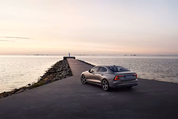 Tuy nhiên, khác với dòng "đàn anh" S90 từng xuất hiện trước đó, chiếc Volvo S60 có thiết kế sắc nét, hầm hố và thể thao hơn. Ấn tượng này đến từ việc cụm đèn đặt gần lưới tản nhiệt và hút gió, cản trước góc cạnh hơn. 