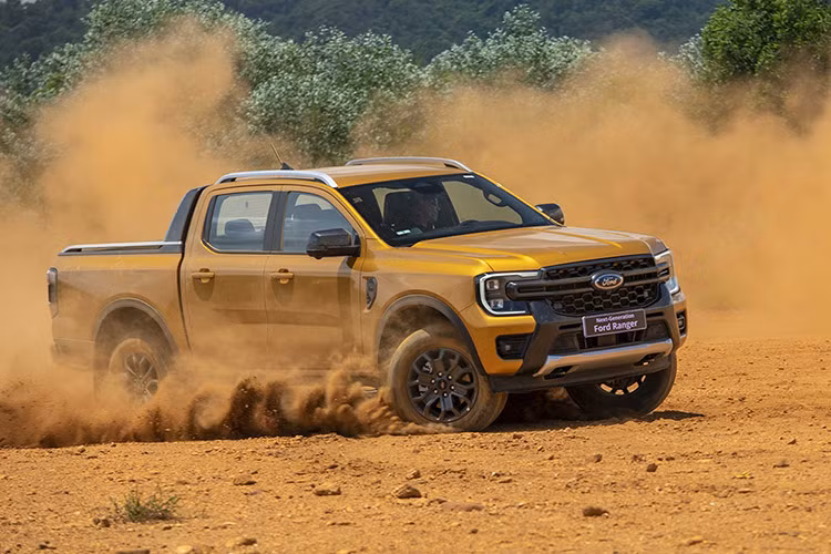 Ford Viet Nam giam gia tien mat, uu dai le phi truoc ba cuoi nam-Hinh-2