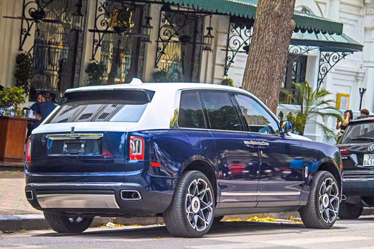 Rolls-Royce Cullinan được trang bị động cơ V12, tăng áp kép, dung tích 6.75 lít, sản sinh công suất tối đa 563 mã lực và mô-men xoắn cực đại 850 Nm tại vòng tua máy 1.600 vòng/phút. Động cơ của Rolls-Royce Cullinan được trang bị hộp số tự động ZF 8 cấp, hệ dẫn động 4 bánh toàn thời gian và đánh lái 4 bánh hoàn toàn mới.