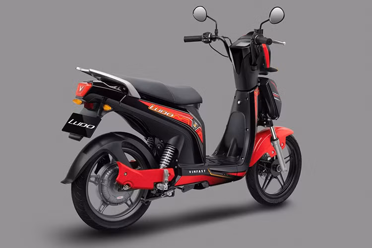 Trong vòng 6 tháng đầu kể từ ngày ra mắt sản phẩm, VinFast sẽ hỗ trợ đổi pin miễn phí cho tất cả khách hàng, nhằm giúp khách hàng làm quen với phương thức sử dụng hoàn toàn mới. Dự kiến đến ngày 10/10/2019, sẽ có tổng cộng hơn 2.200 trạm đổi pin được thiết lập trên toàn quốc, và đến cuối năm sẽ có hơn 5.000 trạm.