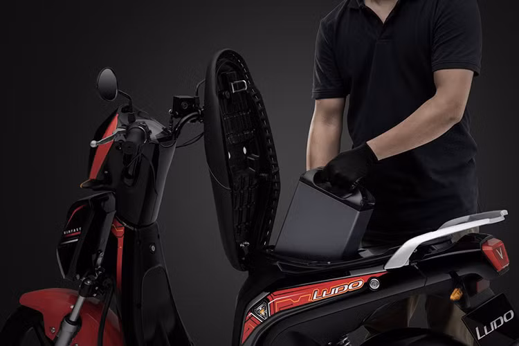 Vị trí các trạm đổi pin này được tính toán một cách khoa học để đảm bảo độ phủ, và sẽ liên tục được cập nhật trên website của VinFast cũng như trên Google Maps để giúp khách hàng dễ dàng tra cứu. Hiện tại, VinFast đã thiết lập hơn 400 trạm đổi pin tại khu vực Hà Nội, 450 trạm tại TP HCM và gần 50 trạm tại Khánh Hòa, đồng thời đang tiếp tục phát triển tại các tỉnh thành khác. 
