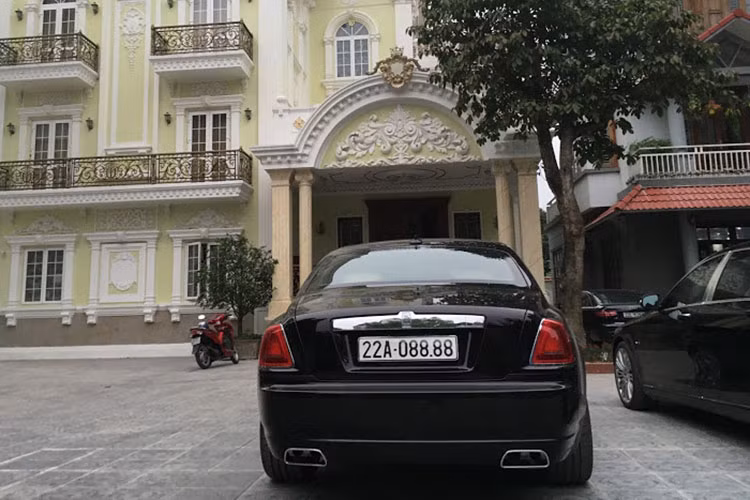 Chiếc xe siêu sang Rolls-Royce Ghost EWB của đại gia Tuyên Quang là dòng xe mới 100% với nước sơn màu đen kim cương, ánh tím cùng nhiều tùy chọn cá nhân hóa. Xe có chiều dài nhỉnh hơn phiên bản thường khoảng 17 cm và chiếc xe có chiều dài tổng thể gần 5,6 mét.
