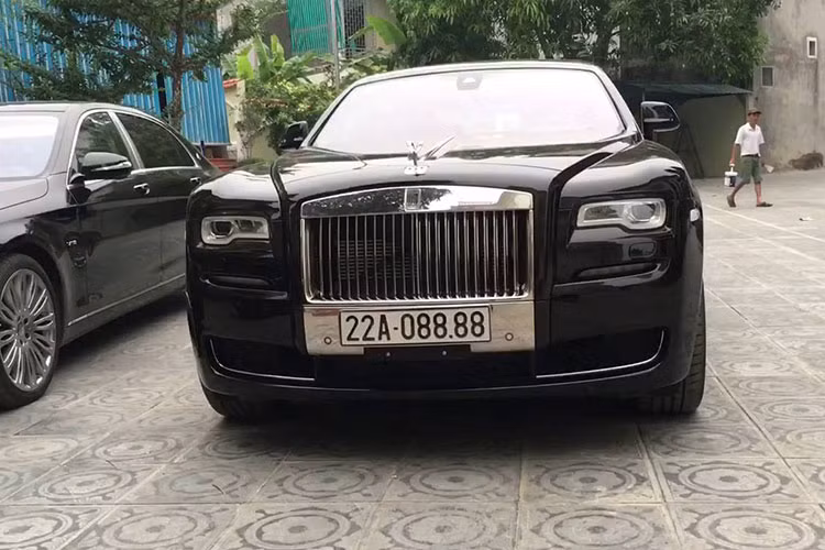 Rolls-Royce Ghost Series II EWB được trang bị động cơ V12, dung tích 6.6 lít, sản sinh công suất tối đa 563 mã lực tại vòng tua 5.250 vòng/phút và mô-men xoắn cực đại 750 Nm tại vòng tua 1.500 vòng/phút. Hộp số tự động 8 cấp, tốc độ tối đa 250 km/h.