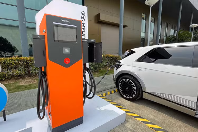 Đồng thời Ioniq 5 cũng sẽ hỗ trợ sạc siêu nhanh, chỉ mất 18 phút từ 10% - 80% với cổng sạc DC 350 kw, 56 phút từ 20% - 80% với cổng sạc DC 50 kw, cuối cùng là sạc AC Portable 10,9 kW, chỉ mất 6,6 tiếng để sạc đầy. Trang bị an toàn của xe sẽ có điểm nhấn là gói công nghệ SmartSense tương tự như trên Hyundai SantaFe hay Tucson.