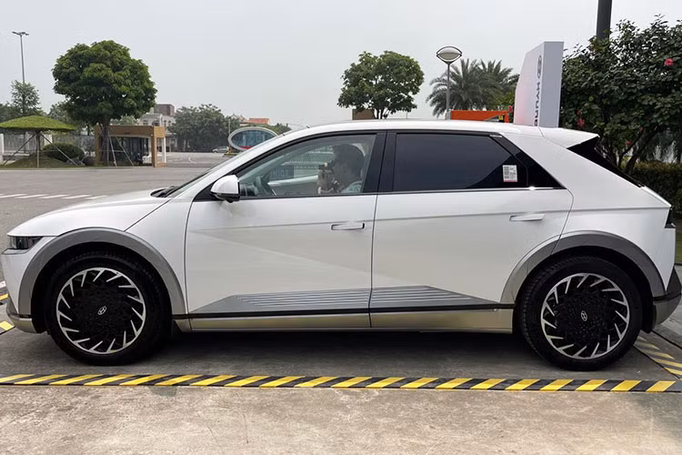 Hyundai Ioniq 5 vừa nhận được 3 giải thưởng quan trọng của World Car Awards 2022, gồm giải Xe của năm, Xe điện của năm và Thiết kế xe của năm. Hyundai Ioniq 5 đã đánh bại 2 đối thủ đáng gờm là Ford Mustang Mach-E và Kia EV6, vốn là mẫu xe có cùng nền tảng e-GMP với Ioniq 5. Đây cũng là mẫu xe điện thứ 4 được ra mắt tại thị trường trong nước, sau Porsche Taycan, VinFast e34 và VinFast VF8.